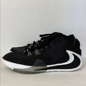 Nike Zoom Giannis basketball sneakers men’s size 8.5 women’s size 10